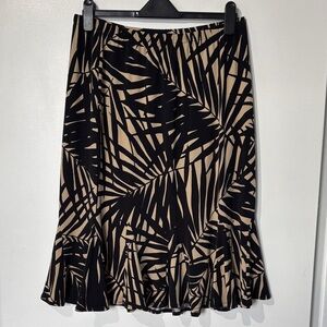 🎉4/30$🎉 Size 14 Chic Black and Tan Leaf Print Midi Skirt